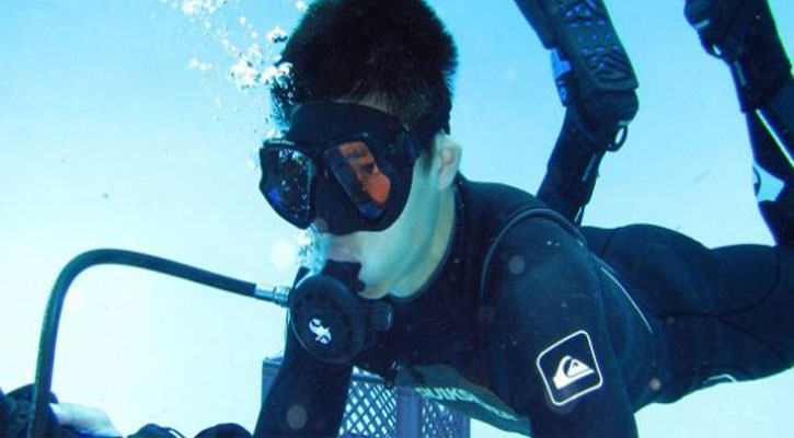 diver training in swimming pool